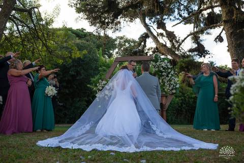 Daisa e Tiago - casamento - fotografia de casamento - casamento alemão - Clube Caça e Pesca - cerimônia ao ar livre - festa de casamento - bandinha - chope - dança da marreca - noivos - Antonio Rocha Fotografias - Banda Diplomata - Dança do Bolo - buquê'