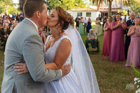 Daisa e Tiago - casamento - fotografia de casamento - casamento alemão - Clube Caça e Pesca - cerimônia ao ar livre - festa de casamento - bandinha - chope - dança da marreca - noivos - Antonio Rocha Fotografias - Banda Diplomata - Dança do Bolo - buquê'