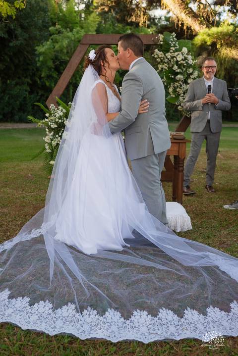 Daisa e Tiago - casamento - fotografia de casamento - casamento alemão - Clube Caça e Pesca - cerimônia ao ar livre - festa de casamento - bandinha - chope - dança da marreca - noivos - Antonio Rocha Fotografias - Banda Diplomata - Dança do Bolo - buquê'
