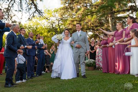 Daisa e Tiago - casamento - fotografia de casamento - casamento alemão - Clube Caça e Pesca - cerimônia ao ar livre - festa de casamento - bandinha - chope - dança da marreca - noivos - Antonio Rocha Fotografias - Banda Diplomata - Dança do Bolo - buquê'