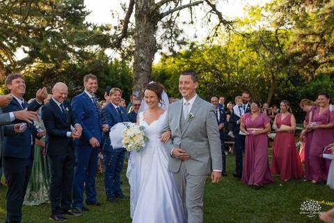 Daisa e Tiago - casamento - fotografia de casamento - casamento alemão - Clube Caça e Pesca - cerimônia ao ar livre - festa de casamento - bandinha - chope - dança da marreca - noivos - Antonio Rocha Fotografias - Banda Diplomata - Dança do Bolo - buquê'