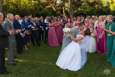 Daisa e Tiago - casamento - fotografia de casamento - casamento alemão - Clube Caça e Pesca - cerimônia ao ar livre - festa de casamento - bandinha - chope - dança da marreca - noivos - Antonio Rocha Fotografias - Banda Diplomata - Dança do Bolo - buquê'