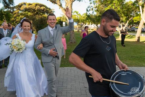 Daisa e Tiago - casamento - fotografia de casamento - casamento alemão - Clube Caça e Pesca - cerimônia ao ar livre - festa de casamento - bandinha - chope - dança da marreca - noivos - Antonio Rocha Fotografias - Banda Diplomata - Dança do Bolo - buquê'