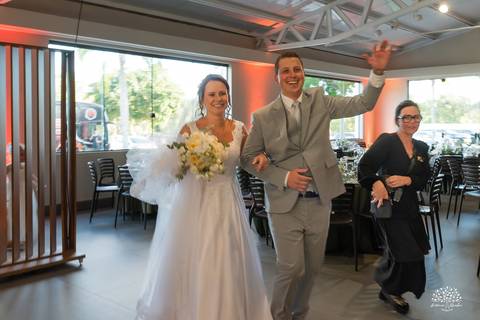 Daisa e Tiago - casamento - fotografia de casamento - casamento alemão - Clube Caça e Pesca - cerimônia ao ar livre - festa de casamento - bandinha - chope - dança da marreca - noivos - Antonio Rocha Fotografias - Banda Diplomata - Dança do Bolo - buquê'