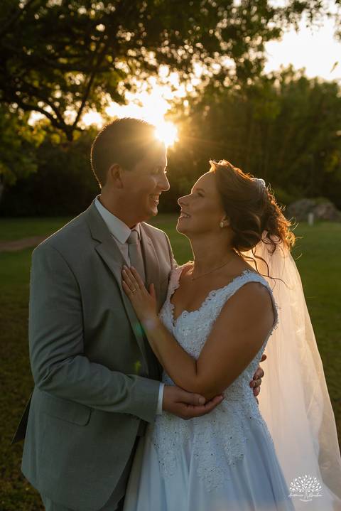 Daisa e Tiago - casamento - fotografia de casamento - casamento alemão - Clube Caça e Pesca - cerimônia ao ar livre - festa de casamento - bandinha - chope - dança da marreca - noivos - Antonio Rocha Fotografias - Banda Diplomata - Dança do Bolo - buquê'