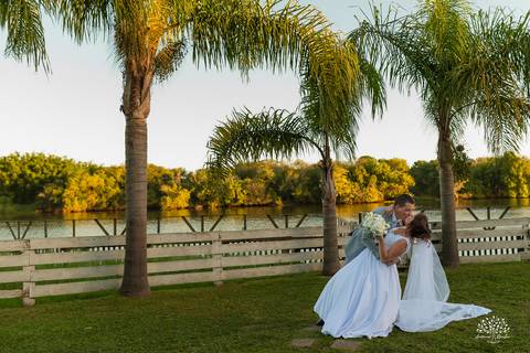 Daisa e Tiago - casamento - fotografia de casamento - casamento alemão - Clube Caça e Pesca - cerimônia ao ar livre - festa de casamento - bandinha - chope - dança da marreca - noivos - Antonio Rocha Fotografias - Banda Diplomata - Dança do Bolo - buquê'