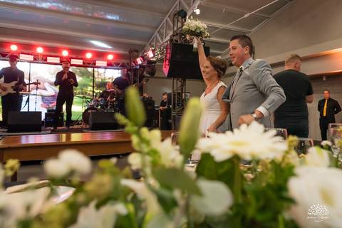 Daisa e Tiago - casamento - fotografia de casamento - casamento alemão - Clube Caça e Pesca - cerimônia ao ar livre - festa de casamento - bandinha - chope - dança da marreca - noivos - Antonio Rocha Fotografias - Banda Diplomata - Dança do Bolo - buquê'