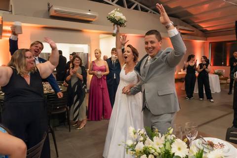 Daisa e Tiago - casamento - fotografia de casamento - casamento alemão - Clube Caça e Pesca - cerimônia ao ar livre - festa de casamento - bandinha - chope - dança da marreca - noivos - Antonio Rocha Fotografias - Banda Diplomata - Dança do Bolo - buquê'