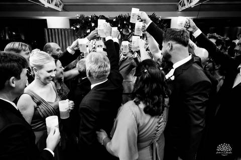Daisa e Tiago - casamento - fotografia de casamento - casamento alemão - Clube Caça e Pesca - cerimônia ao ar livre - festa de casamento - bandinha - chope - dança da marreca - noivos - Antonio Rocha Fotografias - Banda Diplomata - Dança do Bolo - buquê'