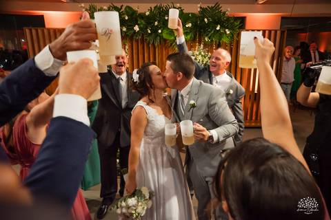 Daisa e Tiago - casamento - fotografia de casamento - casamento alemão - Clube Caça e Pesca - cerimônia ao ar livre - festa de casamento - bandinha - chope - dança da marreca - noivos - Antonio Rocha Fotografias - Banda Diplomata - Dança do Bolo - buquê'