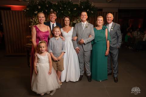 Daisa e Tiago - casamento - fotografia de casamento - casamento alemão - Clube Caça e Pesca - cerimônia ao ar livre - festa de casamento - bandinha - chope - dança da marreca - noivos - Antonio Rocha Fotografias - Banda Diplomata - Dança do Bolo - buquê'