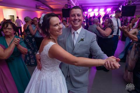 Daisa e Tiago - casamento - fotografia de casamento - casamento alemão - Clube Caça e Pesca - cerimônia ao ar livre - festa de casamento - bandinha - chope - dança da marreca - noivos - Antonio Rocha Fotografias - Banda Diplomata - Dança do Bolo - buquê'