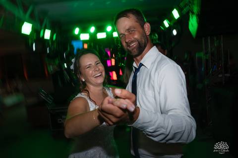 Daisa e Tiago - casamento - fotografia de casamento - casamento alemão - Clube Caça e Pesca - cerimônia ao ar livre - festa de casamento - bandinha - chope - dança da marreca - noivos - Antonio Rocha Fotografias - Banda Diplomata - Dança do Bolo - buquê'