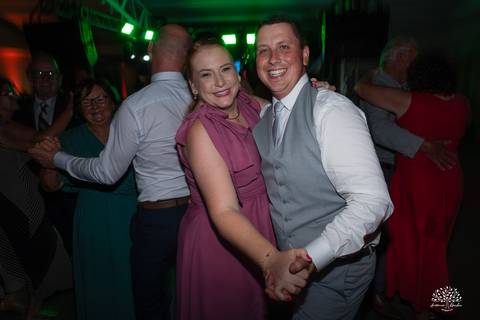 Daisa e Tiago - casamento - fotografia de casamento - casamento alemão - Clube Caça e Pesca - cerimônia ao ar livre - festa de casamento - bandinha - chope - dança da marreca - noivos - Antonio Rocha Fotografias - Banda Diplomata - Dança do Bolo - buquê'