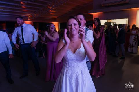 Daisa e Tiago - casamento - fotografia de casamento - casamento alemão - Clube Caça e Pesca - cerimônia ao ar livre - festa de casamento - bandinha - chope - dança da marreca - noivos - Antonio Rocha Fotografias - Banda Diplomata - Dança do Bolo - buquê'