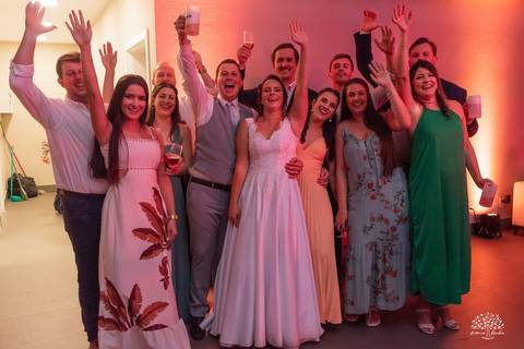 Daisa e Tiago - casamento - fotografia de casamento - casamento alemão - Clube Caça e Pesca - cerimônia ao ar livre - festa de casamento - bandinha - chope - dança da marreca - noivos - Antonio Rocha Fotografias - Banda Diplomata - Dança do Bolo - buquê'