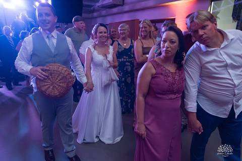 Daisa e Tiago - casamento - fotografia de casamento - casamento alemão - Clube Caça e Pesca - cerimônia ao ar livre - festa de casamento - bandinha - chope - dança da marreca - noivos - Antonio Rocha Fotografias - Banda Diplomata - Dança do Bolo - buquê'