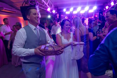 Daisa e Tiago - casamento - fotografia de casamento - casamento alemão - Clube Caça e Pesca - cerimônia ao ar livre - festa de casamento - bandinha - chope - dança da marreca - noivos - Antonio Rocha Fotografias - Banda Diplomata - Dança do Bolo - buquê'