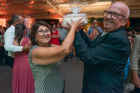 Daisa e Tiago - casamento - fotografia de casamento - casamento alemão - Clube Caça e Pesca - cerimônia ao ar livre - festa de casamento - bandinha - chope - dança da marreca - noivos - Antonio Rocha Fotografias - Banda Diplomata - Dança do Bolo - buquê'