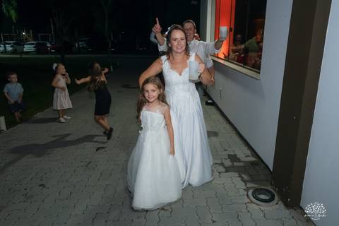 Daisa e Tiago - casamento - fotografia de casamento - casamento alemão - Clube Caça e Pesca - cerimônia ao ar livre - festa de casamento - bandinha - chope - dança da marreca - noivos - Antonio Rocha Fotografias - Banda Diplomata - Dança do Bolo - buquê'