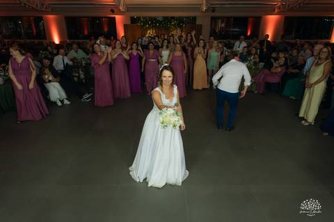 Daisa e Tiago - casamento - fotografia de casamento - casamento alemão - Clube Caça e Pesca - cerimônia ao ar livre - festa de casamento - bandinha - chope - dança da marreca - noivos - Antonio Rocha Fotografias - Banda Diplomata - Dança do Bolo - buquê'