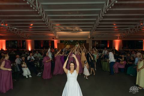 Daisa e Tiago - casamento - fotografia de casamento - casamento alemão - Clube Caça e Pesca - cerimônia ao ar livre - festa de casamento - bandinha - chope - dança da marreca - noivos - Antonio Rocha Fotografias - Banda Diplomata - Dança do Bolo - buquê'