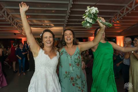 Daisa e Tiago - casamento - fotografia de casamento - casamento alemão - Clube Caça e Pesca - cerimônia ao ar livre - festa de casamento - bandinha - chope - dança da marreca - noivos - Antonio Rocha Fotografias - Banda Diplomata - Dança do Bolo - buquê'