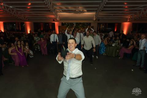Daisa e Tiago - casamento - fotografia de casamento - casamento alemão - Clube Caça e Pesca - cerimônia ao ar livre - festa de casamento - bandinha - chope - dança da marreca - noivos - Antonio Rocha Fotografias - Banda Diplomata - Dança do Bolo - buquê'