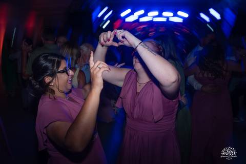 Daisa e Tiago - casamento - fotografia de casamento - casamento alemão - Clube Caça e Pesca - cerimônia ao ar livre - festa de casamento - bandinha - chope - dança da marreca - noivos - Antonio Rocha Fotografias - Banda Diplomata - Dança do Bolo - buquê'