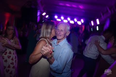 Daisa e Tiago - casamento - fotografia de casamento - casamento alemão - Clube Caça e Pesca - cerimônia ao ar livre - festa de casamento - bandinha - chope - dança da marreca - noivos - Antonio Rocha Fotografias - Banda Diplomata - Dança do Bolo - buquê'