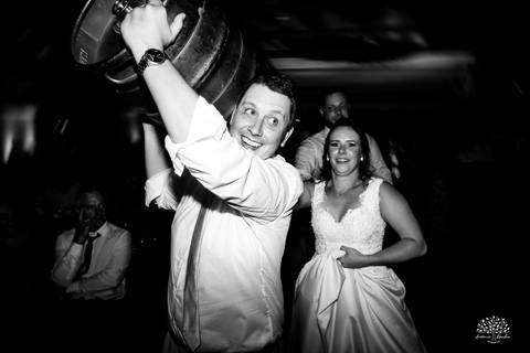 Daisa e Tiago - casamento - fotografia de casamento - casamento alemão - Clube Caça e Pesca - cerimônia ao ar livre - festa de casamento - bandinha - chope - dança da marreca - noivos - Antonio Rocha Fotografias - Banda Diplomata - Dança do Bolo - buquê'