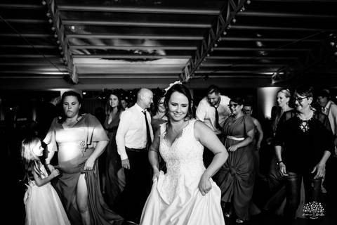 Daisa e Tiago - casamento - fotografia de casamento - casamento alemão - Clube Caça e Pesca - cerimônia ao ar livre - festa de casamento - bandinha - chope - dança da marreca - noivos - Antonio Rocha Fotografias - Banda Diplomata - Dança do Bolo - buquê'