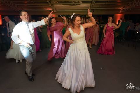 Daisa e Tiago - casamento - fotografia de casamento - casamento alemão - Clube Caça e Pesca - cerimônia ao ar livre - festa de casamento - bandinha - chope - dança da marreca - noivos - Antonio Rocha Fotografias - Banda Diplomata - Dança do Bolo - buquê'