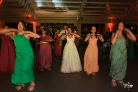 Daisa e Tiago - casamento - fotografia de casamento - casamento alemão - Clube Caça e Pesca - cerimônia ao ar livre - festa de casamento - bandinha - chope - dança da marreca - noivos - Antonio Rocha Fotografias - Banda Diplomata - Dança do Bolo - buquê'