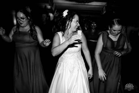 Daisa e Tiago - casamento - fotografia de casamento - casamento alemão - Clube Caça e Pesca - cerimônia ao ar livre - festa de casamento - bandinha - chope - dança da marreca - noivos - Antonio Rocha Fotografias - Banda Diplomata - Dança do Bolo - buquê'