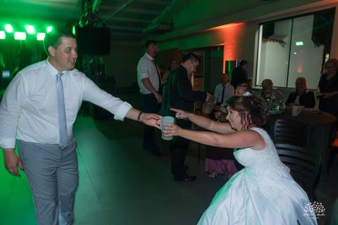Daisa e Tiago - casamento - fotografia de casamento - casamento alemão - Clube Caça e Pesca - cerimônia ao ar livre - festa de casamento - bandinha - chope - dança da marreca - noivos - Antonio Rocha Fotografias - Banda Diplomata - Dança do Bolo - buquê'