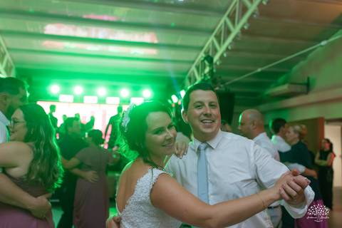 Daisa e Tiago - casamento - fotografia de casamento - casamento alemão - Clube Caça e Pesca - cerimônia ao ar livre - festa de casamento - bandinha - chope - dança da marreca - noivos - Antonio Rocha Fotografias - Banda Diplomata - Dança do Bolo - buquê'