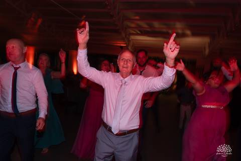 Daisa e Tiago - casamento - fotografia de casamento - casamento alemão - Clube Caça e Pesca - cerimônia ao ar livre - festa de casamento - bandinha - chope - dança da marreca - noivos - Antonio Rocha Fotografias - Banda Diplomata - Dança do Bolo - buquê'