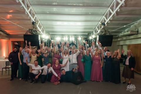 Daisa e Tiago - casamento - fotografia de casamento - casamento alemão - Clube Caça e Pesca - cerimônia ao ar livre - festa de casamento - bandinha - chope - dança da marreca - noivos - Antonio Rocha Fotografias - Banda Diplomata - Dança do Bolo - buquê'