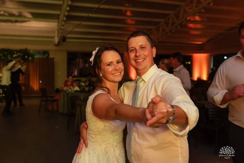 Daisa e Tiago - casamento - fotografia de casamento - casamento alemão - Clube Caça e Pesca - cerimônia ao ar livre - festa de casamento - bandinha - chope - dança da marreca - noivos - Antonio Rocha Fotografias - Banda Diplomata - Dança do Bolo - buquê'