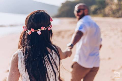 noivo caminhando com a noiva em ensaio pré-wedding na praia fotografado por Say Cheese Fotografia'