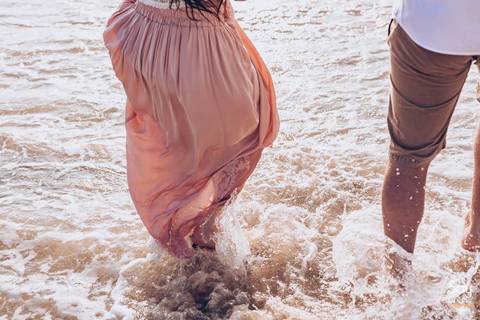 noivos entrando na água em ensaio pré-wedding na praia fotografado por Say Cheese Fotografia'