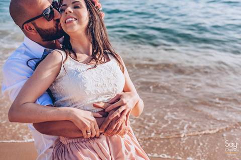 noivo beijando a noiva em ensaio pré-wedding na praia fotografado por Say Cheese Fotografia'