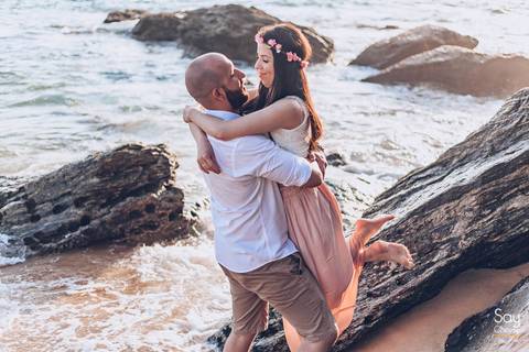 noivo abraçando a noiva na beira do mar em ensaio pré-wedding na praia fotografado por Say Cheese Fotografia'