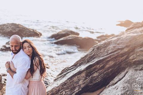 noiva abraçando noivo na beira do mar em ensaio pré-wedding na praia fotografado por Say Cheese Fotografia'