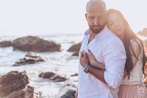 noivos abraçados com pôr do sol ao fundo em ensaio pré-wedding na praia fotografado por Say Cheese Fotografia'