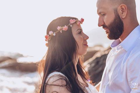 noivos trocando olhares em ensaio pré-wedding na praia fotografado por Say Cheese Fotografia'