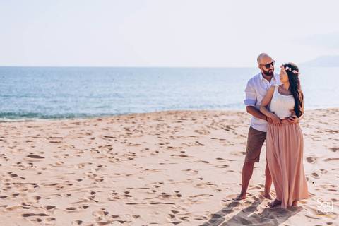 noivos abraçados com mar ao fundo em ensaio pré-wedding fotografado por Say Cheese Fotografia'