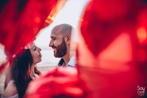 fotografia criativa com balões de gás helio em ensaio pré-wedding na praia fotografado por Say Cheese Fotografia'