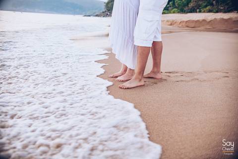 noivos com os pés na água em ensaio pré-wedding na praia fotografado por Say Cheese Fotografia'